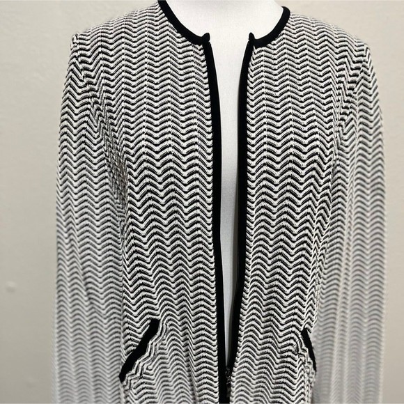 Exclusively Misook Black/White Chevron zip up Jacket - Picture 3 of 7